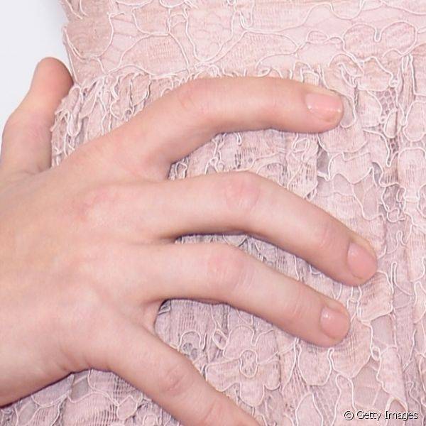 January Jones usou unhas transparentes para completar a delicadeza de seu vestido rosa rendado